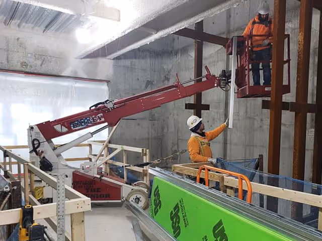 Bailey glass-handling aerial lift attachment